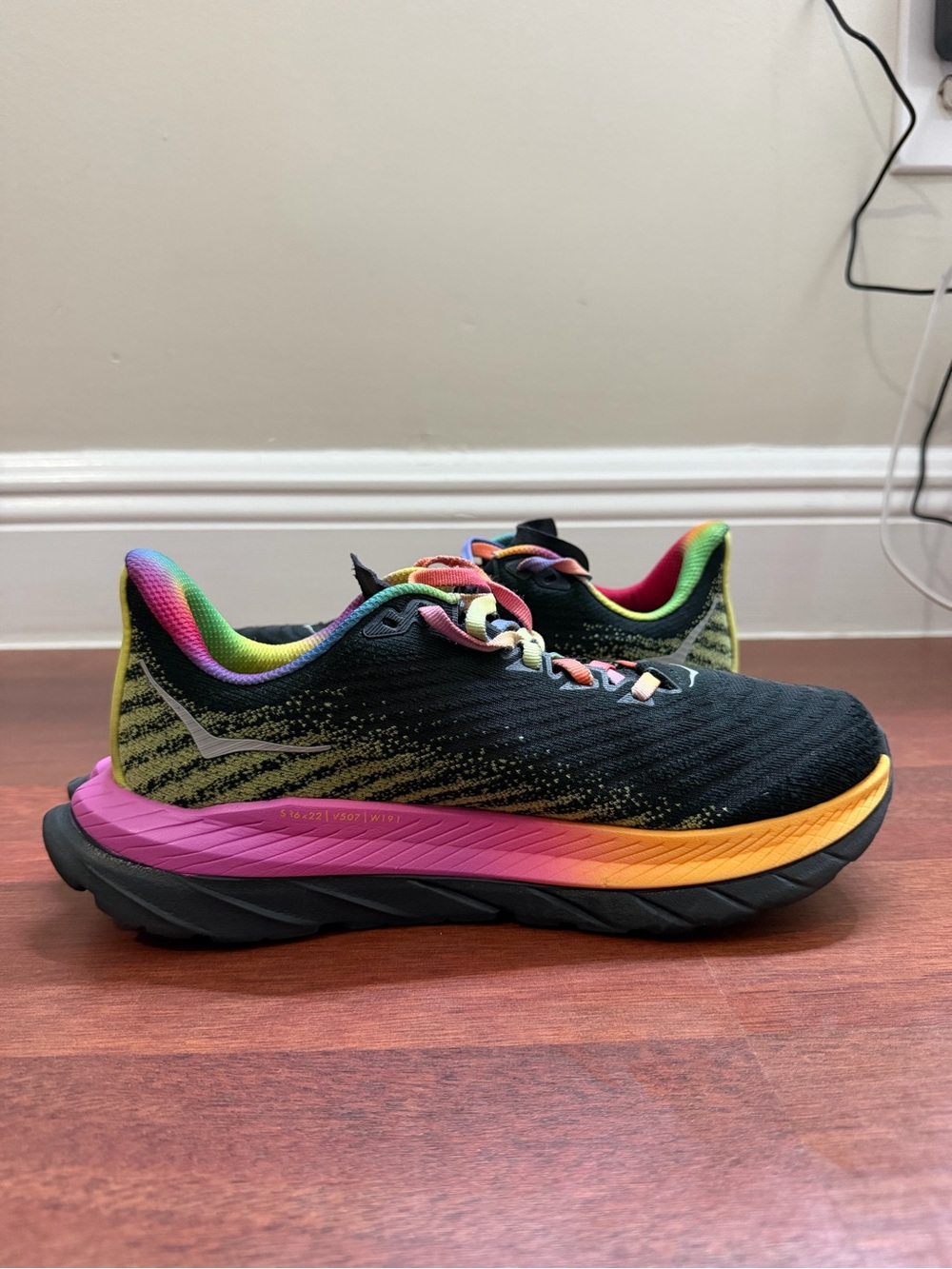Women’s HOKA Mach 5 Rainbow Running Shoes Size 7 - Picture 2 of 6